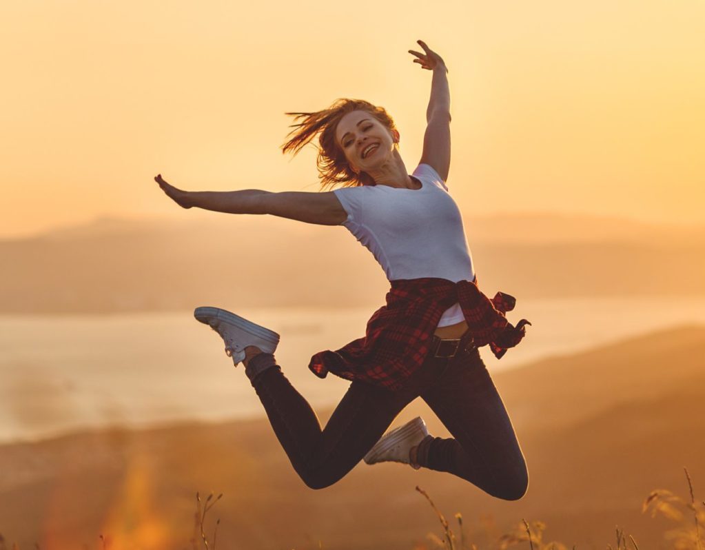 Lebensqualität springende Frau ab 40Wie schön wäre es, voller Energie & Tatendrang zu sein? Wie schön wäre es, die Sonnenseite der Bewegung zu erleben ?